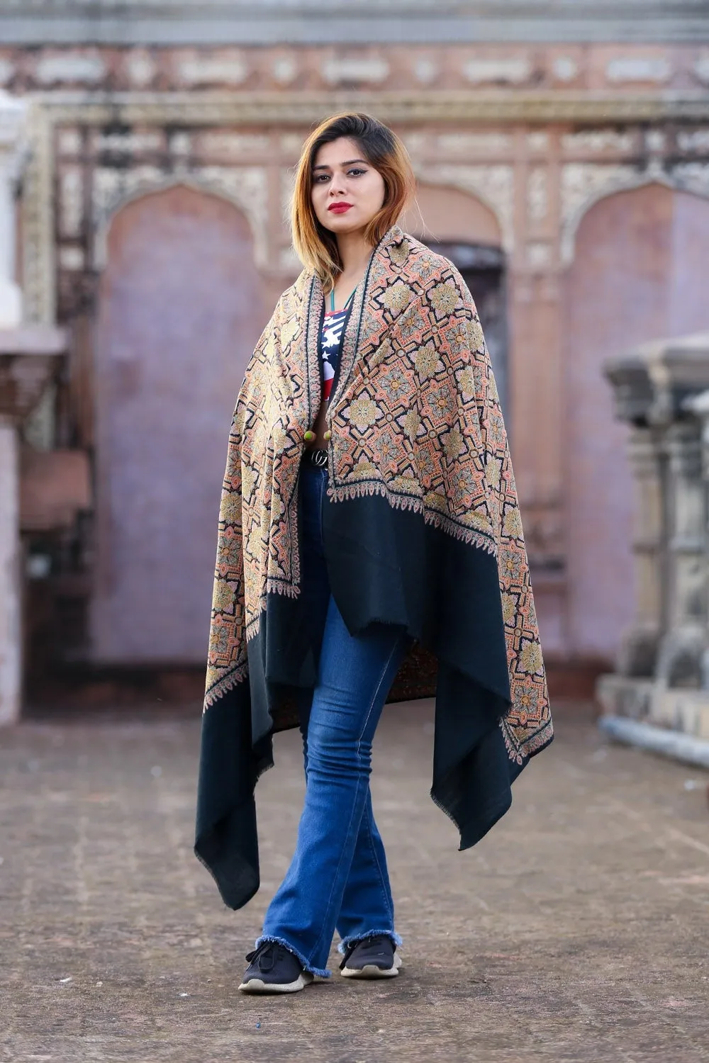 Attractive Pitch Black Colour Embroidered Sozni Shawl Enriched With Beautiful Jaal Pattern Having Paisley And Border